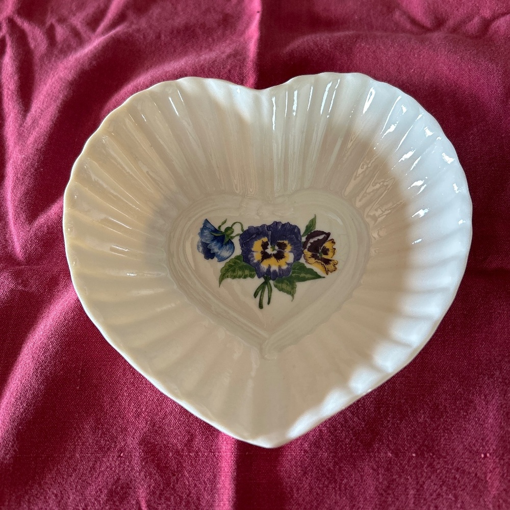 New BELLEEK Bone China 9th Blue Mark Ireland ENCHANTED GARDEN Heart Dish #B2284